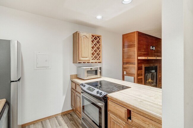 Building Photo - Wilderness One Bedroom Available 7/7!  Close to hiking trails and great amenities.  Amazing SUN!