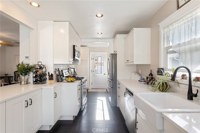 Building Photo - 4637 Hackett Ave