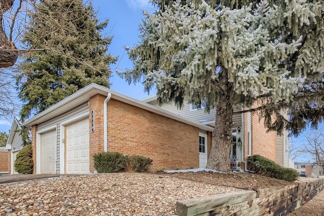 Building Photo - Corner Unit 2 BDR / 2.5 BA Townhome