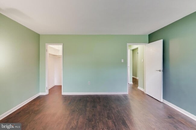 Building Photo - 7420 Lakeview Dr