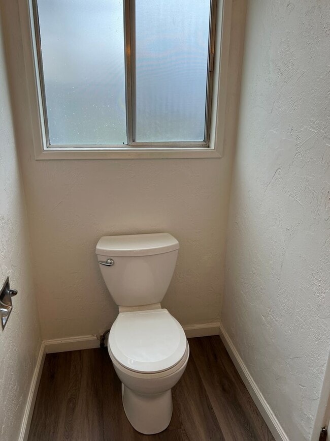 Building Photo - 2 bed 1 1/2 bath duplex in Springfield!