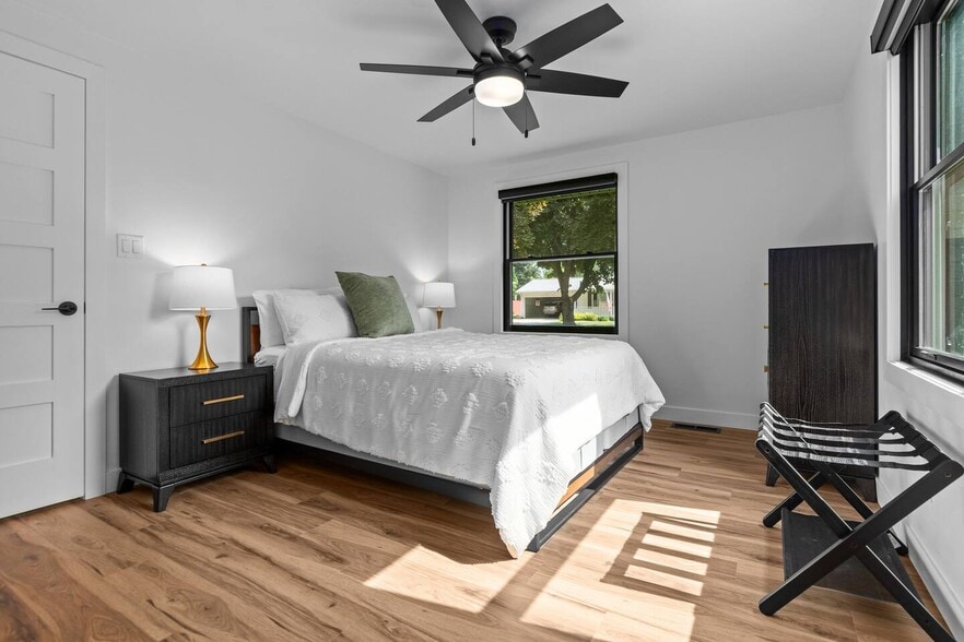 Building Photo - 1095 April Ln