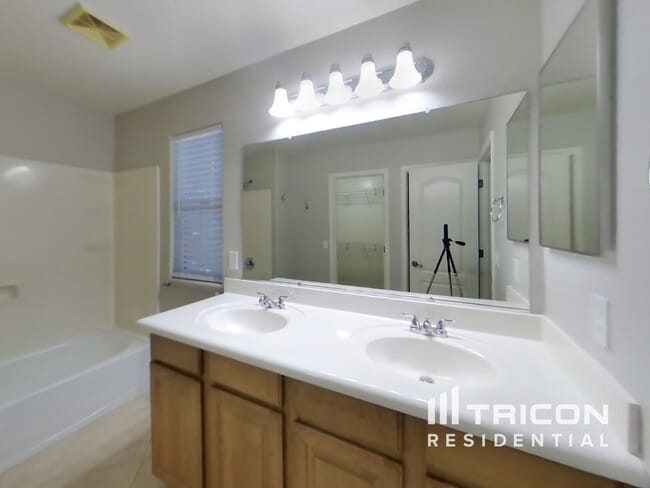 Building Photo - 4360 E Carla Vista Dr