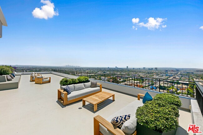 Building Photo - 1100 Alta Loma Rd
