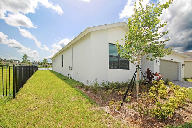 Building Photo - 5929 SE Sky Blue Cir