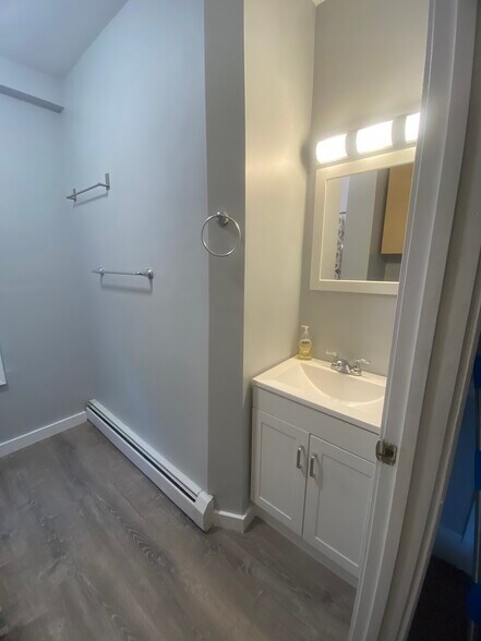 Building Photo - 10 Bainbridge Ave