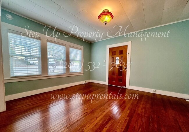 Building Photo - Cozy Downtown 2 Bedroom Bungalow in the He...