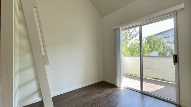 Building Photo - 2 Bedroom + Loft Condo in Parkwood Village