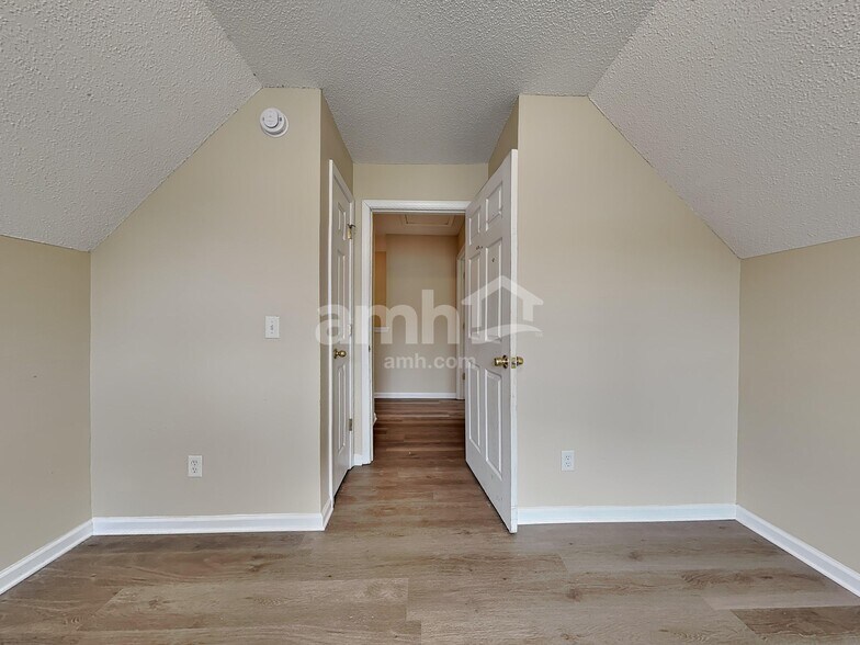 Building Photo - 15 Beacon Ln