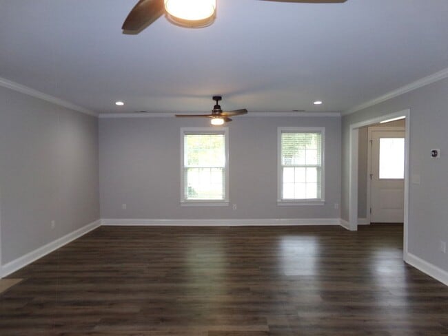 Building Photo - Beautiful Home in Indian Hills