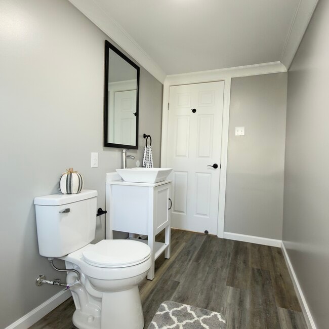 Building Photo - 510 S Sycamore St