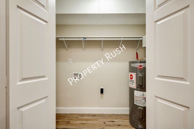 Building Photo - 2323 Green Forest Dr