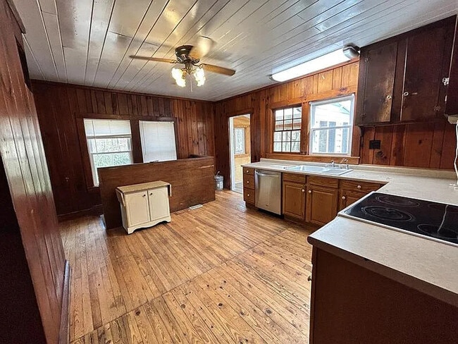 Building Photo - 4 Bedroom 2 Bathroom