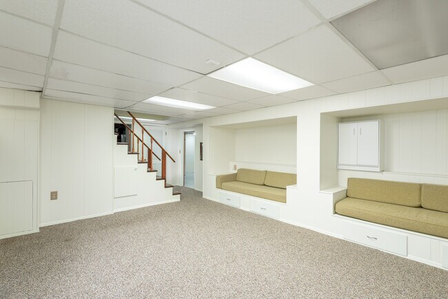 Building Photo - 92 Grove Beach Rd S