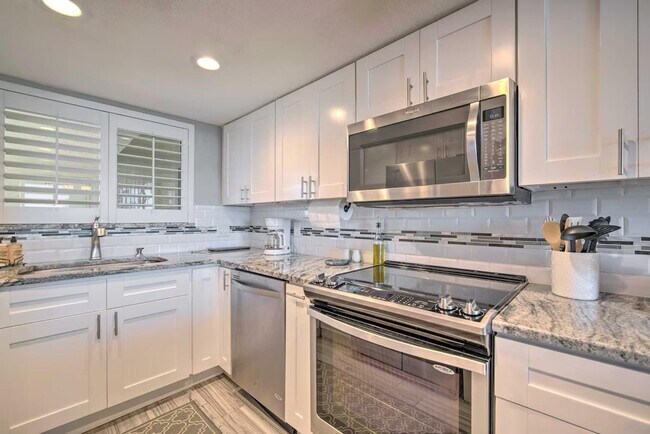 Building Photo - 6105 Sea Ranch Dr