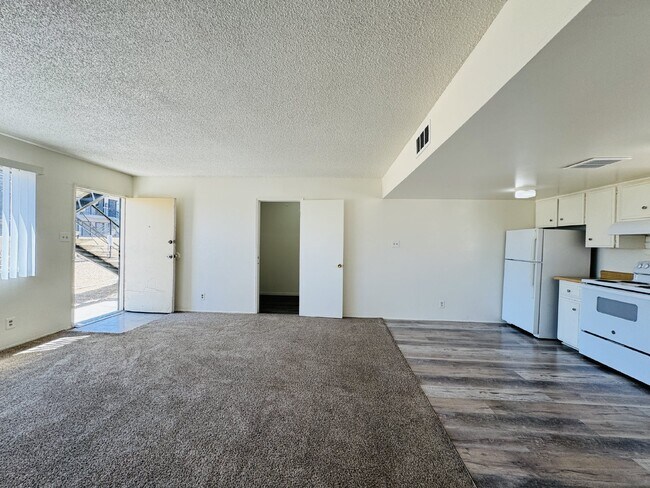 Building Photo - Conveniently Located Downstairs 2 bed, 1 b...
