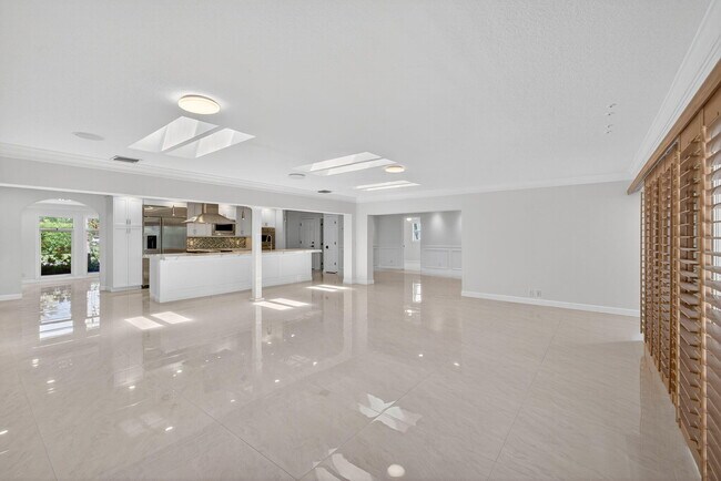 Building Photo - 15 River Dr