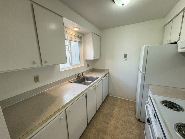 Building Photo - ANNETTE372-374