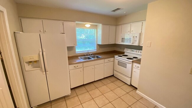 Building Photo - Cozy 3-Bedroom/1.5-bathroom Single Family Home in Casselberry!