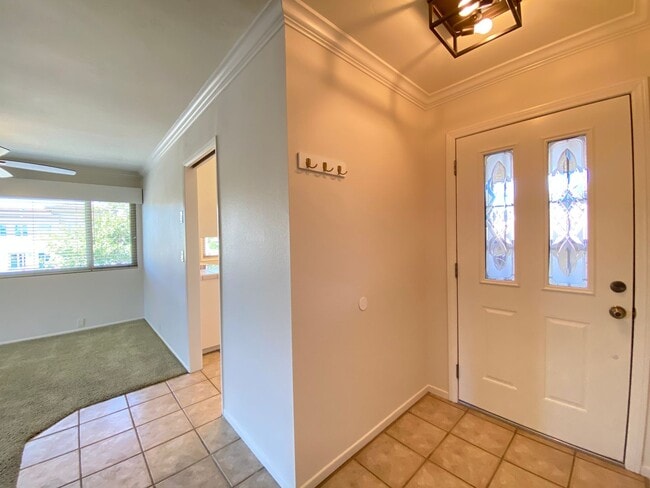 Building Photo - Beautiful corner condo in Lake San Marcos