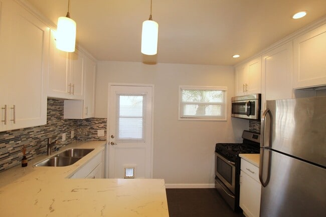 Building Photo - Quaint Midtown Ventura Duplex w/Many Upgra...