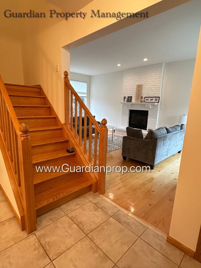 Building Photo - Well Maintained Prior Lake SFH, Large Deck, Fireplace, 2 Car Attached Garage