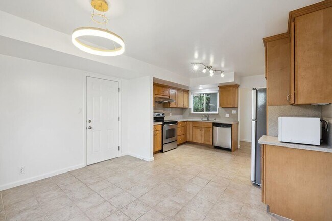 Building Photo - 6386 Blackwood Dr
