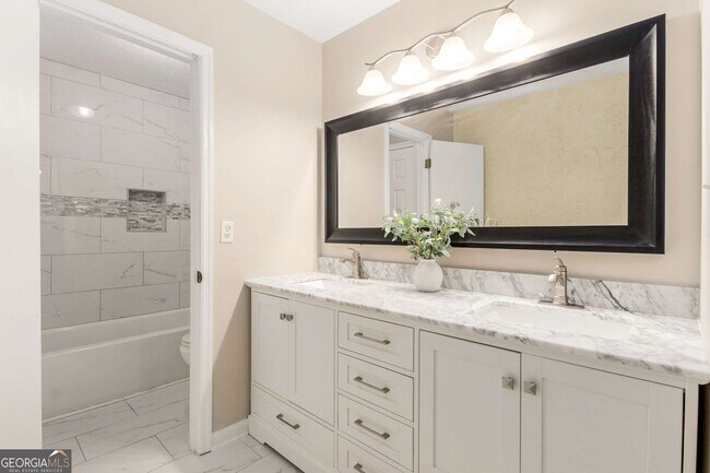 Building Photo - 510 E Ponce de Leon Ave