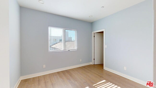 Building Photo - 146 1/2 Rosemont Ave