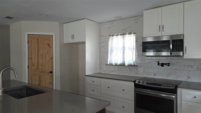 Building Photo - 1600 Southern Oaks Dr