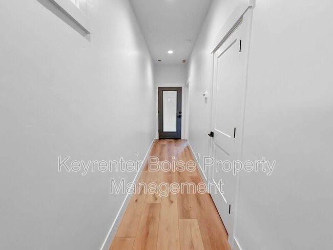 Building Photo - 618 E Krall St