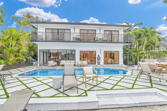 Building Photo - 319 S Riverside Dr