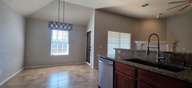 Building Photo - 913 Desert Trail