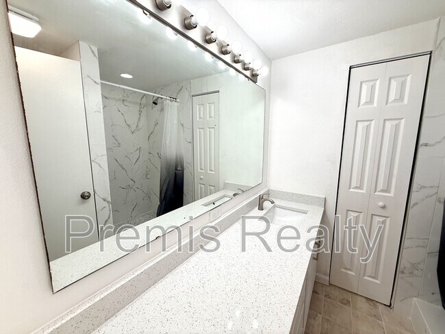 Building Photo - 2607 6th Ct