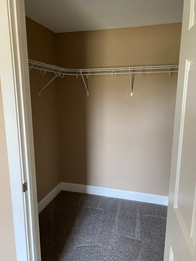 Building Photo - 2 Monticello Village Dr