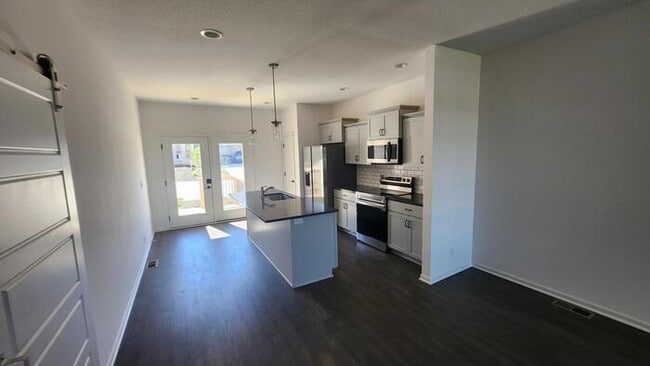 Building Photo - Newly constructed Maintenance provided 3 bed 2.5 bath