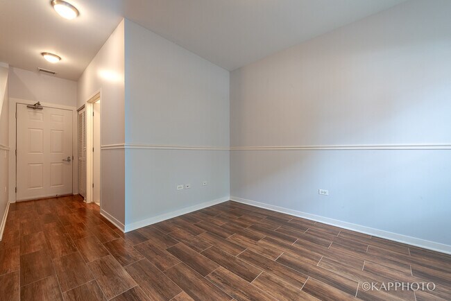 Building Photo - 468 W Elm St