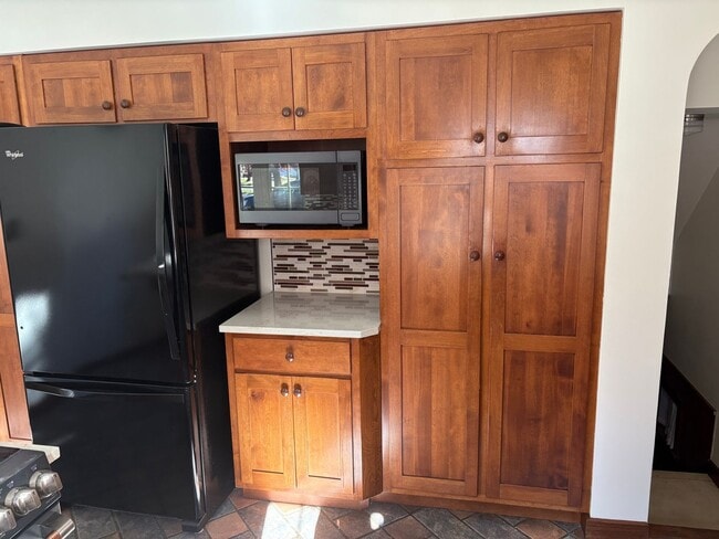 Building Photo - Large 4 bedroom Home for Rent