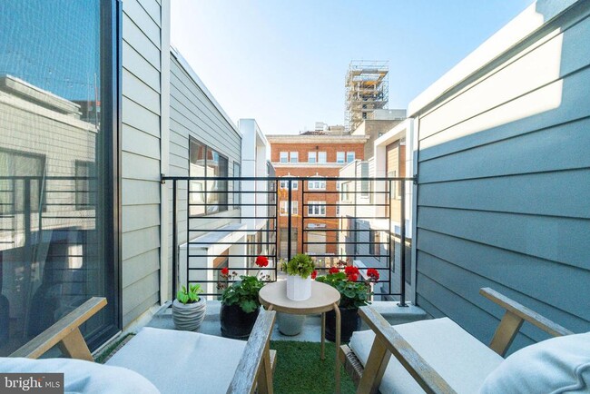 Building Photo - 1647 E Eyre St