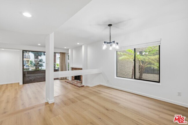 Building Photo - 1423 S Bentley Ave