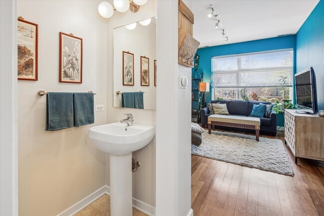 Building Photo - 3741 N Wolcott Ave