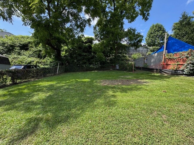 Building Photo - West AVL - Two Bedroom Bungalow Just off H...