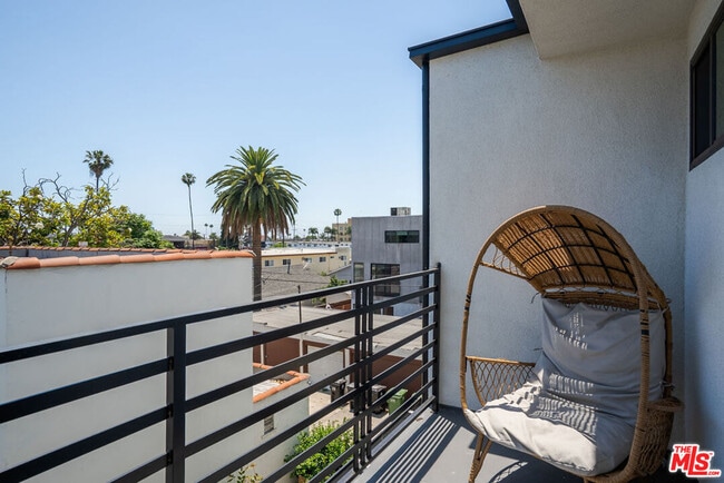 Building Photo - 1341 Mariposa Ave
