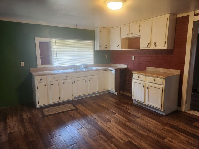 Building Photo - 3 Bedroom - 2 Bath in Auburn - Ranch