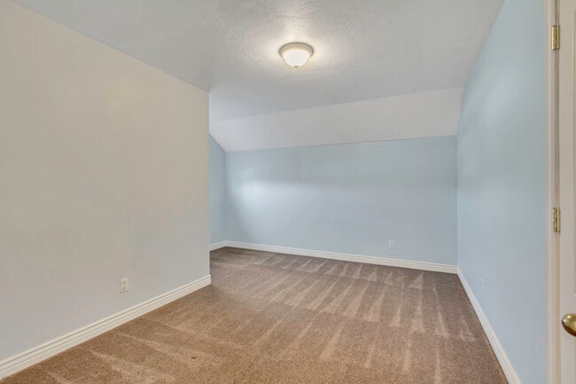 Building Photo - 692 E 180 N