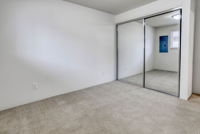 Building Photo - Condo Living with Fireplace and Fenced Yard!