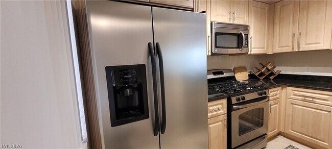 Building Photo - 260 E Flamingo Rd