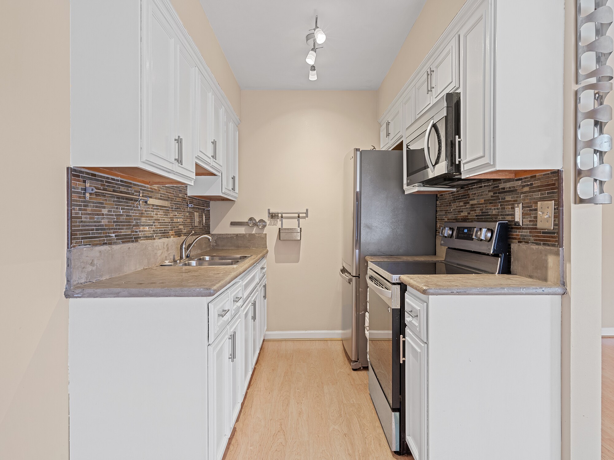 Building Photo - 335 Cedar Ave