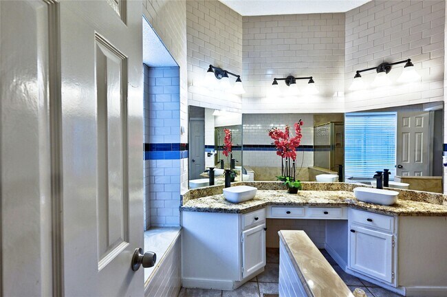 Building Photo - 7407 Creekfield Dr