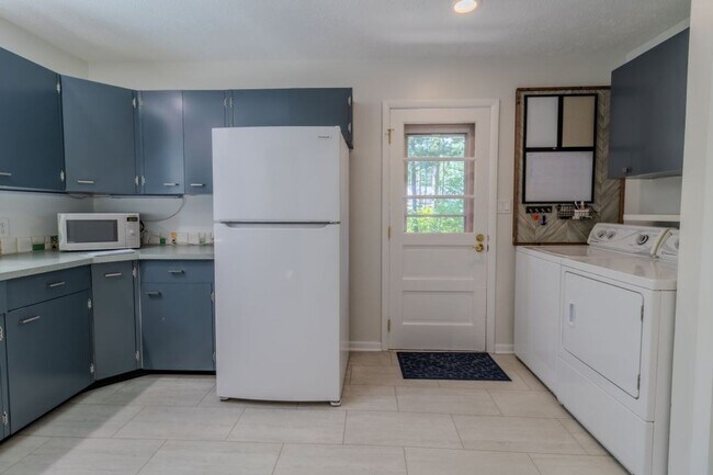 Building Photo - The Little Bungalow of Your Dreams Near East Bay! 2BR / 1BA Long-Term Rental